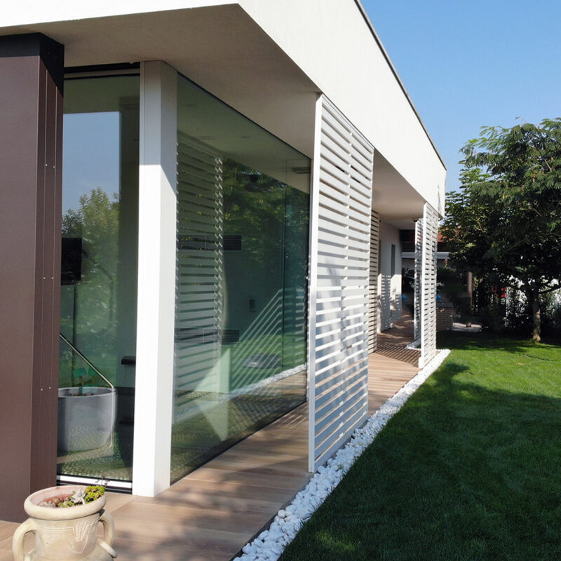 Applicazione Sun Shading Sunrise in una villa a Jesolo, Italia.