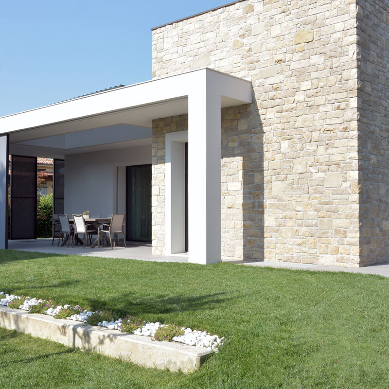 Applicazione Sun Shading Txtum Monofacciale in una villa a Brescia, Italia.