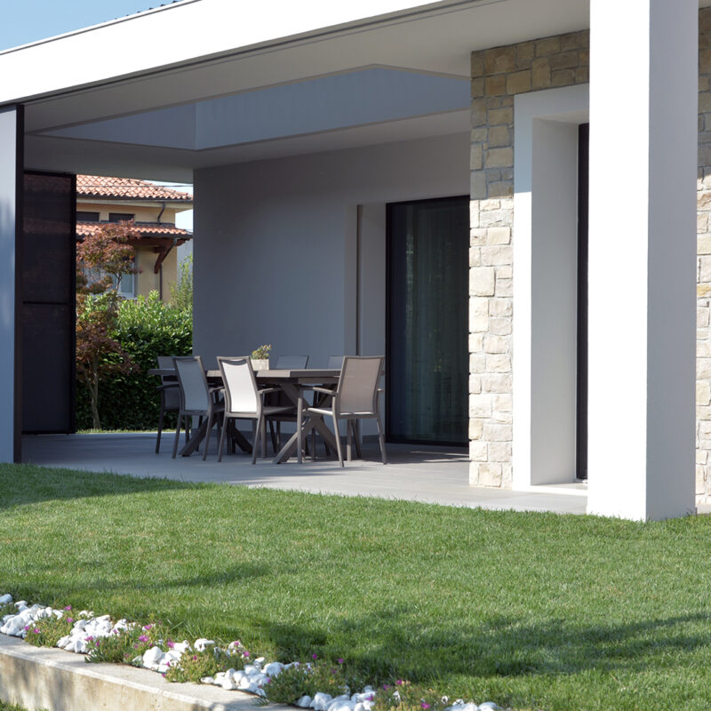 Applicazione Sun Shading Txtum Monofacciale in una villa a Brescia, Italia.