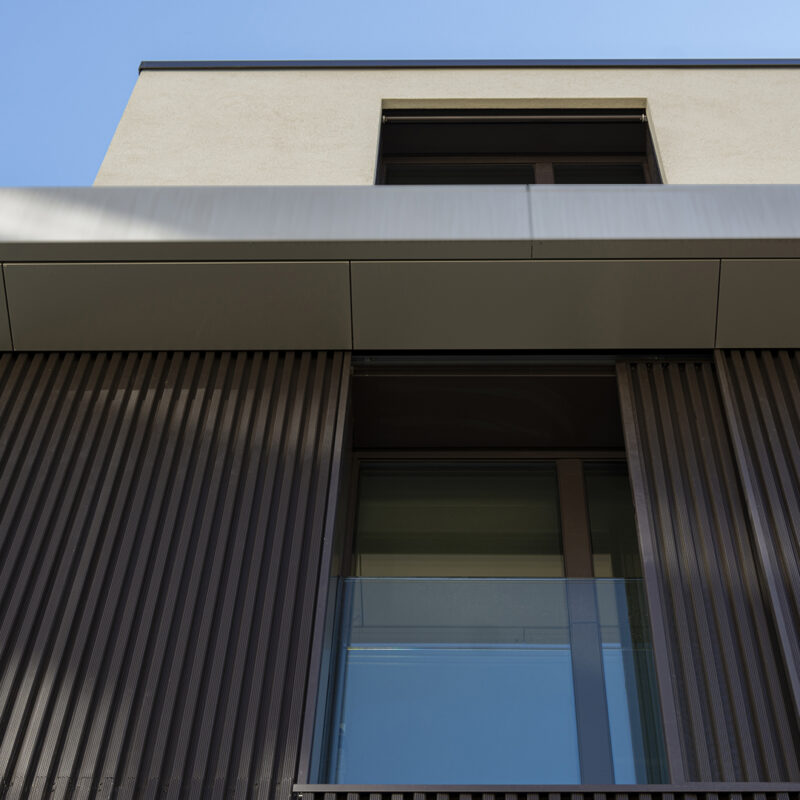 Applicazione Sun Shading Steelium in un residence a Massagno, Svizzera.