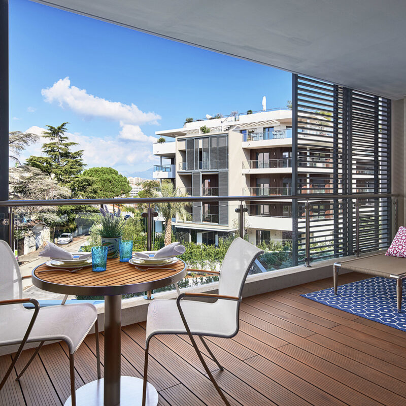 Applicazione Sun Shading Blader in un residence a Parc du Camp, Cap d'Antibes, Francia.