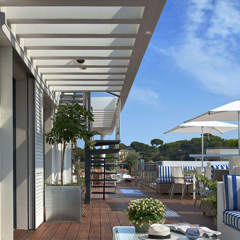 Applicazione Sun Shading Blader in un residence a Parc du Camp, Cap d'Antibes, Francia.