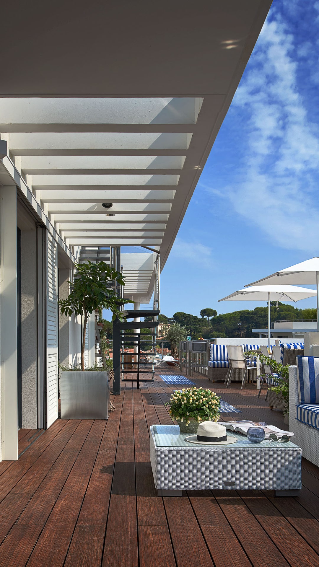 Applicazione Sun Shading Blader in un residence a Parc du Camp, Cap d'Antibes, Francia.