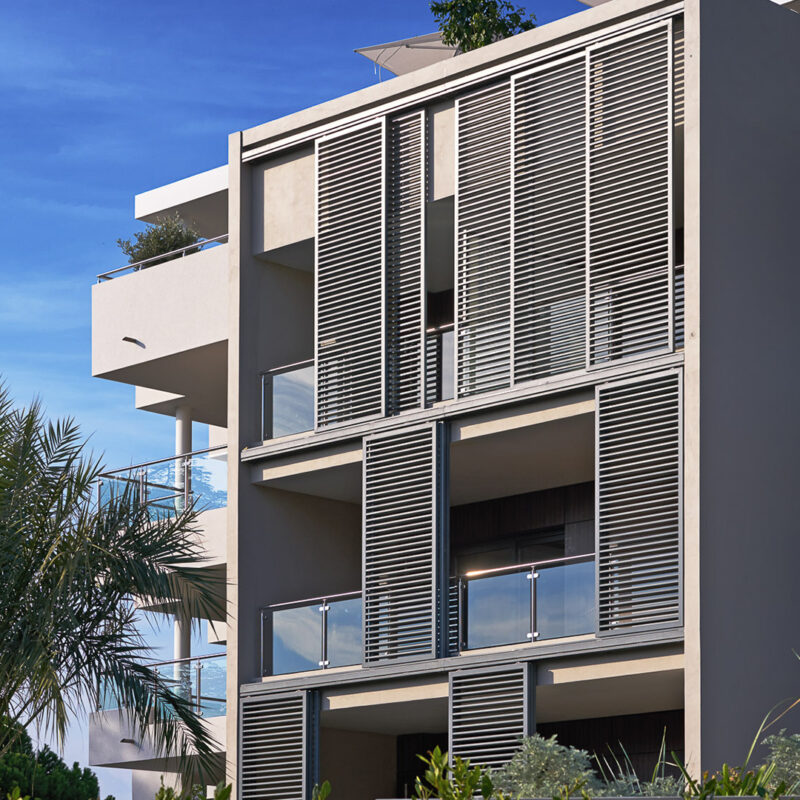 Applicazione Sun Shading Blader in un residence a Parc du Camp, Cap d'Antibes, Francia.